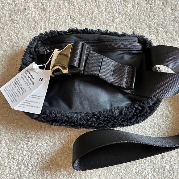 NWT Lululemon Black Fleece Everywhere Belt Bag Fanny Pack Crossbody - Picture 2 of 2